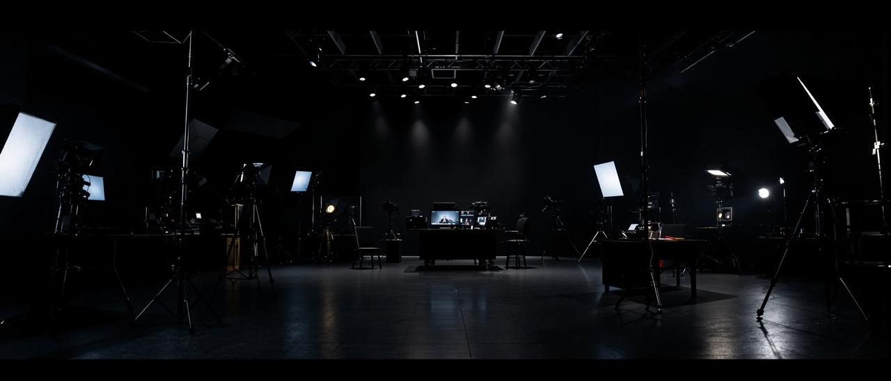 影像工厂19专业影视制作工作室内景，配备专业摄影设备与剪辑工作站